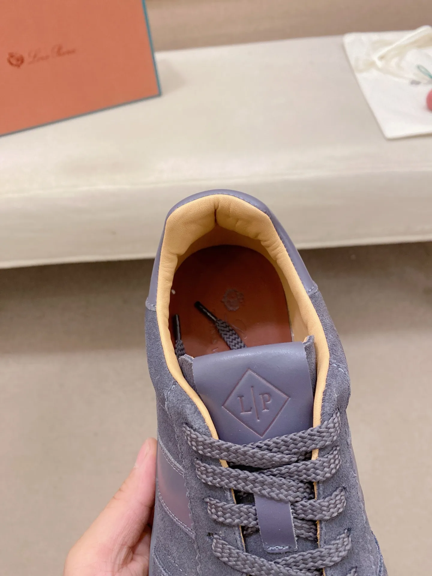 Men's shoes💰: 580💰🔥𝐥𝐨𝐫𝐨 𝐏𝐢𝐚𝐧𝐚 lp classic loafers, an Italian treasure brand, the only brand that can match Hermès! Only after wearing it do we realize that we can’t live up to our feet. The upper is made of imported first-layer cowhide with breathable fly-knit fabric, water-dyed cowhide foot pads, and the official original glass rubber outsole and pendant. Exclusive original packaging (tag ➕ brand paper ➕ outer box ➕ hand bag) code number: 38-44. Can be customized 45-46